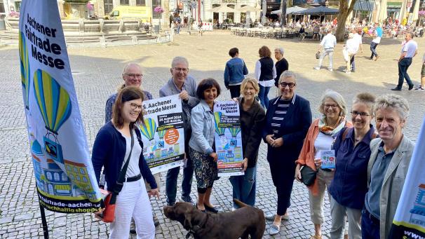 <p>Sibylle Keupen (Vierte von rechts), Aktive der Steuerungsgruppe Fairtrade und einige Geschäftsleute freuen sich, wenn viele Interessierte zur diesjährigen Fairtrade-Messe in die Aula Carolina kommen.</p>