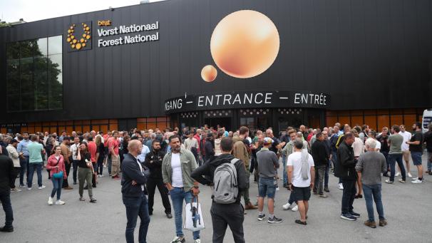 <p>Nach der Generalversammlung der Belegschaft von Audi Brussels im Forest National verlassen die enttäuschten Teilnehmer das Gebäude.</p>