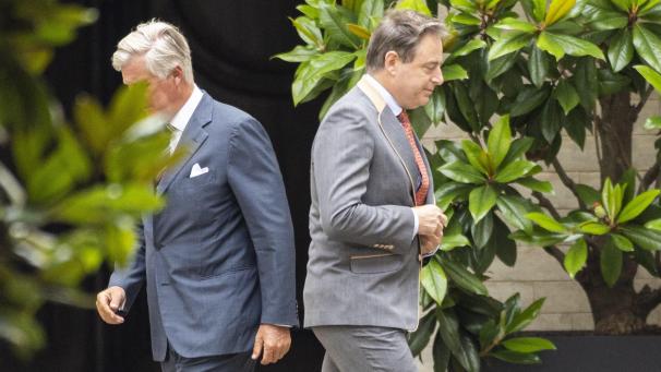 <p>Bart De Wever (r.) verlässt den Königlichen Palast nach einer Audienz bei König Philippe.</p>