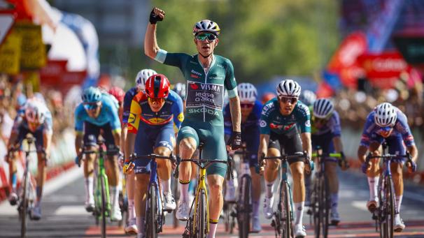 <p>Nach perfekter Teamarbeit, vor allem durch Vorjahressieger Sepp Kuss, fährt Wout van Aert bei der Vuelta seinen zweiten Etappensieg ein.</p>