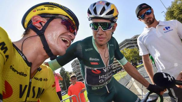 <p>Starkes Team: Van Aert (Mitte) bedankt sich bei Sepp Kuss für dessen Unterstützung.</p>
