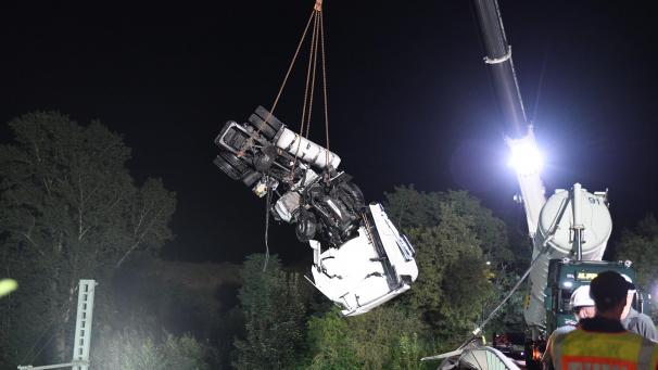 <p>Ein Lastwagen wird nach dem Sturz von einer Brücke auf Bahngleise geborgen. Die betroffene Bahnstrecke zwischen Köln und Aachen ist derzeit gesperrt. F</p>