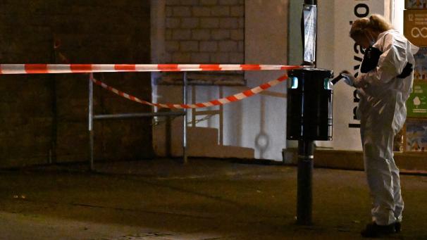 <p>Beamte der Spurensicherung untersuchen den Tatort. Bei einer Attacke auf der 650-Jahr-Feier der Stadt hat es mehrere Todesopfer und Verletzte gegeben.</p>