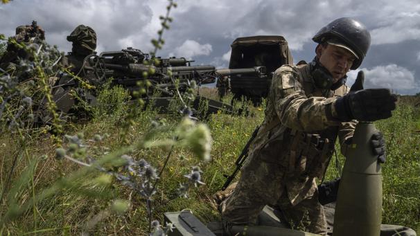 <p>Ein ukrainischer Soldat installiert einen Zünder für eine 155-mm-Artilleriegranate, bevor er mit einer von den USA gelieferten Haubitze des Typs M777 auf russische Stellungen schießt.</p>