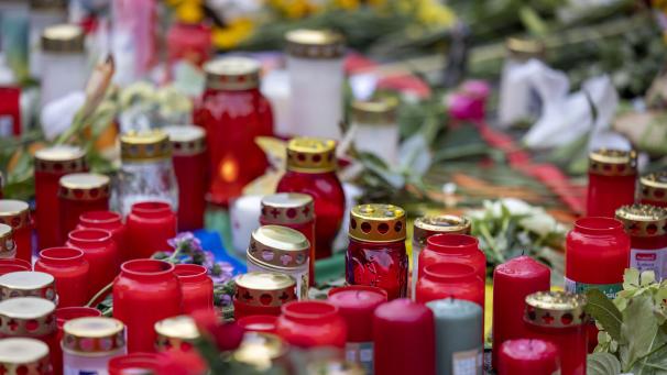 <p>Nach der Messerattacke auf dem Solinger Stadtfest haben Menschen in der Nähe des Tatortes Blumen und Kerzen niedergelegt.</p>