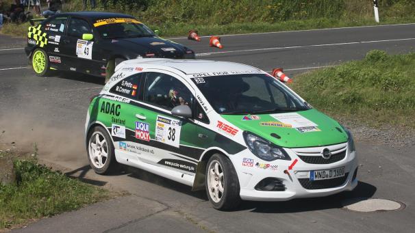<p>Petto-Cremer (Opel Corsa) überholen auf dem Rundkurs in WP 2 einen Konkurrenten.Foto: Herbert Simon</p>