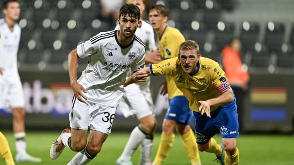<p>Gelungenes Profidebüt: Der Wirtzfelder Luca Chavet (links) spielt im Heimspiel der AS Eupen gegen den SK Beveren (2:2) erstmals in der 1. Division B.</p>
