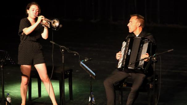 <p>Lucienne Renaudin-Vary, die barfuß spielt, und Félicien Brut präsentierten ein tolles Konzert.</p>