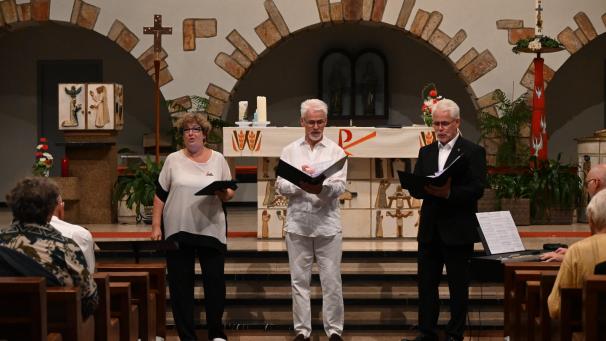 <p>Els Crommen leitete das diesjährige Sing-In mit Jean-Luc und Jean-Jacques Rousseau.</p>
