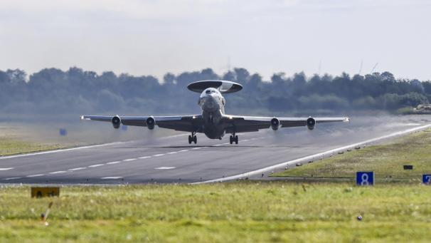 <p>Ein Awacs-Flugzeug (Englisch für „Airborne warning and control system“) startet am Nato-Flugplatz in Geilenkirchen. Die Nato hatte auf ihrem Luftwaffenstützpunkt in Geilenkirchen die zweithöchste Warnstufe ausgerufen.</p>