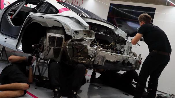 <p>Der schwer beschädigte Porsche der Iron Damen nach dem Trainingsunfall</p>