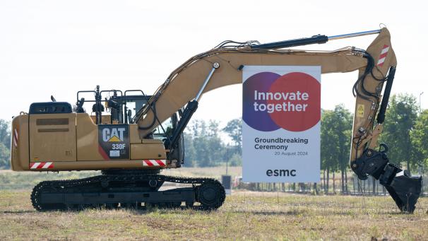 <p>Ein Hydraulik-Raupenbagger steht mit einem Banner mit der Aufschrift „Innovate together“ anlässlich eines symbolischen Spatenstichs auf dem künftigen Gelände der Chipfabrik unter der Bezeichnung European Semiconductor Manufacturing Company (ESMC). Die Produktion in der neuen Chipfabrik des taiwanesischen Chipherstellers TSMC soll 2027 beginnen.</p>