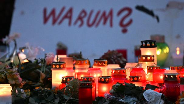 <p>Kerzen und Blumen stehen in der Innenstadt von Solingen: Am Freitagabend waren bei einem Stadtfest drei Menschen mit einem Messer getötet worden.</p>