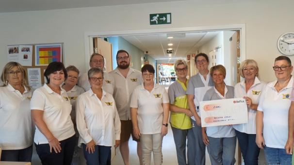 <p>Vertreter des Verkehrsvereins Kelmis haben am Montag einen Spendenscheck in Höhe von 1.000 Euro an das Personal des Alten- und Pflegeheims Haus Leoni überreicht.</p>