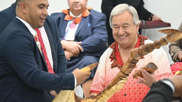 <p>Antonio Guterres nimmt während des 53. Pacific Islands Forum der Staats- und Regierungschefs der Inselstaaten im Pazifik eine Holzschnitzerei von Einheimischen aus den tonganischen Gemeinden in der Nähe von Kolonga entgegen.</p>