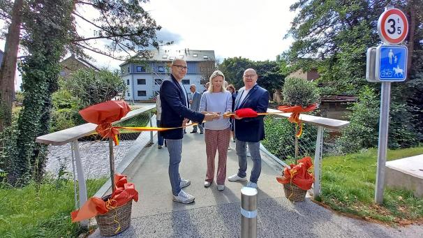 <p>Gemeinsam mit Vincent Servais (l.) vom gleichnamigen Architekturbüro weihten Bürgermeisterin Claudia Niessen und Bauschöffe Michael Scholl zu Wochenbeginn die Brücke zwischen Weserstraße und Haagenstraße offiziell ein.</p>