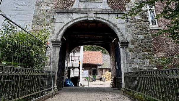 <p>Das „Wahr-Zeichen“ des Guts Hanbruch: den dreistöckigen, aufwendig verzierten Turm mit der Tordurchfahrt kennen viele Menschen, die an der historischen Hofanlage vorbeispazieren.</p>
