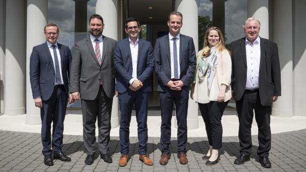 <p>Lang ist es her: Dieses Bild entstand nach den vorletzten Wahlen Ende Mai 2019 bei der damaligen Vorstellung der neuen Koalition. Es zeigt Alexander Miesen, Harald Mollers, Antonios Antoniadis, Oliver Paasch, Isabelle Weykmans und Karl-Heinz Lambertz. Nur Ministerpräsident Oliver Paasch ist heute noch im Amt.</p>