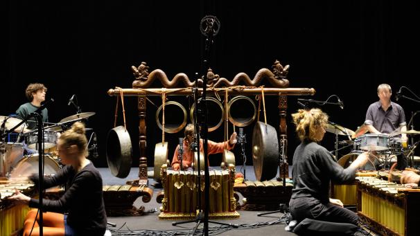<p>Das Ensemble Nist-Nah vereint acht Musiker, die aus unterschiedlichen und vielseitigen Hintergründen stammen. Seine Musik ist von verschiedenen traditionellen Richtungen aus Indonesien und gongbasierten Elementen aus Südostasien beeinflusst und inspiriert.</p>
