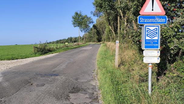 <p>Die Straße zwischen Honsfeld und Halenfeld muss instandgesetzt werden.</p>