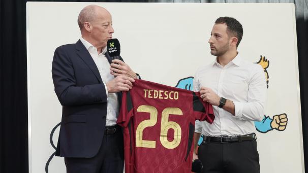 <p>Piet Vandendriessche (links) bei der Präsentation der EM-Trikots mit Nationaltrainer Domenico Tedesco</p>