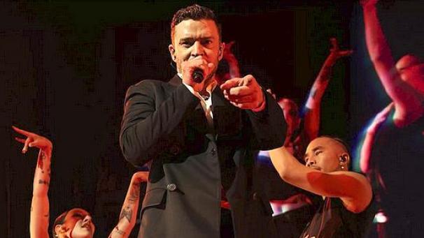 <p>Auch bei seiner aktuellen Tournee ist Justin Timberlake der bewährte Publikums- und Kassenmagnet. Aktuell noch für kurze Zeit in Europa, wo er auch an zwei umjubelten Abenden in der LanxessArena in Köln auftrat. Im „Rückgriff“ auf eine Karriere, die früh begann, schnell Fahrt aufnahm und den talentierten Künstler schließlich ganz nach oben katapulierte.</p>