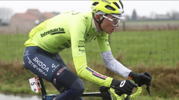 <p>Tim Rex legt das Intermarché-Trikot ab.</p>