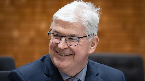 <p>„Was auf dem Tisch als Angebot lag, konnten wir nicht annehmen. Das war für die SP ein Rumpf- und-Schrumpfpaket, mehr nicht. Wenn ich sehe, wie schnell das alles ging mit der neuen Koalition, dann war das tatsächlich schon von langer Hand geplant. Zudem hat ProDG sich der Einfachheit halber die Mehrheitspartner aus Namur mit ins Boot geholt“, sagt der SP-Politiker Charles Servaty zu den Koalitionsverhandlungen.</p>
