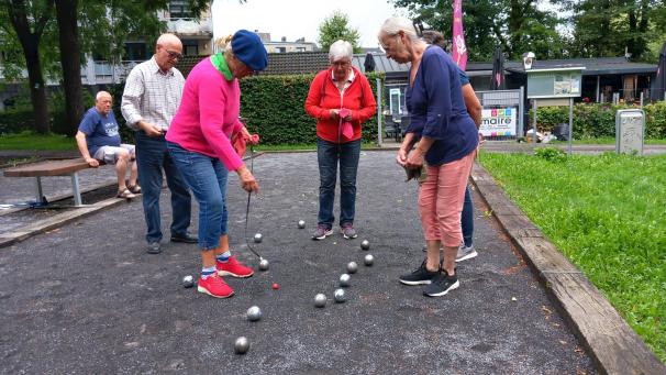 <p>Manchmal kommt es beim Pétanque-Spielen auf jeden Zentimeter an. Da lohnt es sich, genau hinzuschauen.</p>