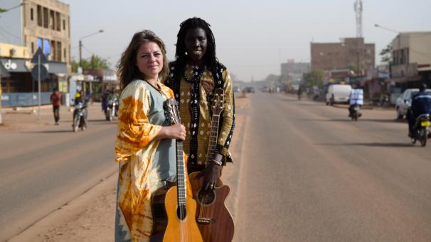 <p>Das Musikerpaar Soledad Kalza &amp; Sina Kienou ist eng mit der Musiktradition ihrer Heimatländer verbunden und gleichzeitig verankert in Musikströmungen des 20. Jahrhunderts.</p>