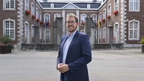 <p>Unterrichtsminister Jérôme Franssen vor seiner neuen Wirkungsstätte an der Eupener Klötzerbahn.</p>