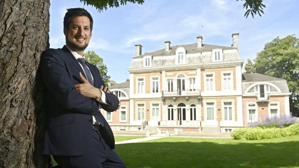 <p>Regierungschef Adrien Dolimont vor seinem Amtssitz, dem „Elysette“ in Namur.</p>