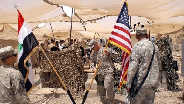 <p>Ein US-Soldat zieht die US-Flagge aus einem Ständer, während sich die US-Armee darauf vorbereitet, den Militärstützpunkt Mendin zu verlassen.</p>