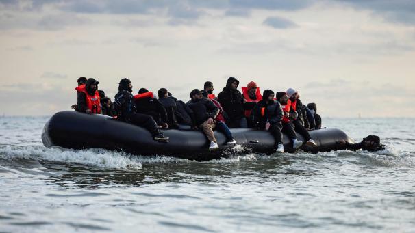 <p>Immer wieder überqueren Migranten den Ärmelkanal, um Großbritannien zu erreichen. Oft unternehmen sie die Reise in kleinen Schlauchbooten.</p>