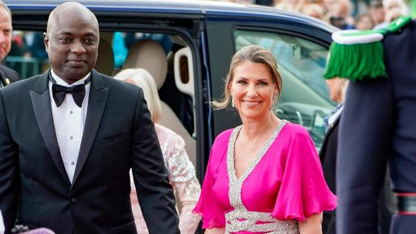 <p>Prinzessin Märtha Louise und ihr Verlobter Durek Verrett kommen zur Regierungsfeier anlässlich der Feierlichkeiten zum 18. Geburtstag von Norwegens Erbprinzessin Ingrid Alexandra. Ein offizielles Hochzeitsfoto gibt es noch nicht.</p>