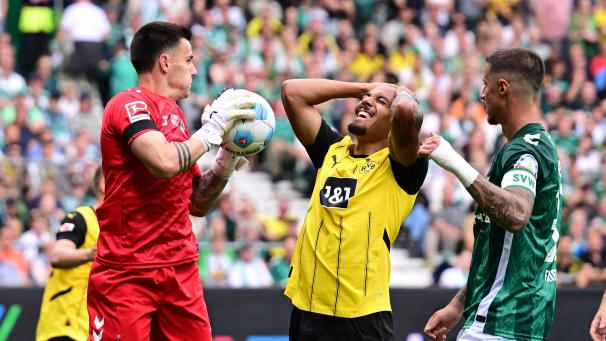 <p>v.l. Torwart Michael Zetterer (Bremen), Donyell Malen (Dortmund), Marco Friedl Bremen.</p>