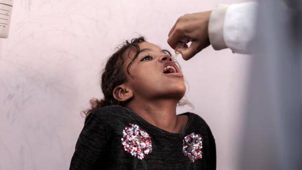 <p>Ein palästinensisches Kind wird im Nasser-Krankenhaus gegen Polio geimpft.</p>