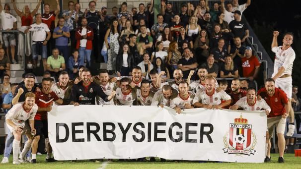 <p>Olympia Recht feiert sich nach dem Kantersieg gegen Emmels als Derbysieger.</p>