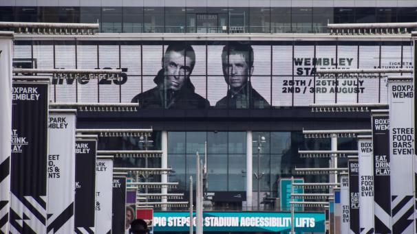 <p>Auf den Bildschirmen im Wembley-Stadion wird für die bevorstehenden Auftritte von Oasis geworben, die derzeit für vier Abende im Juli und August 2025 in dem berühmten Stadion geplant sind.</p>