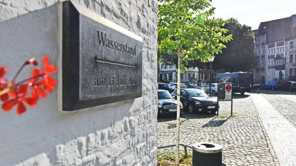 <p>Eine Gedenktafel am Gebäude der Sparkasse am Korneliusmarkt erinnert daran, bis in welche Höhe das Hochwasser im Juli 2021 reichte.</p>