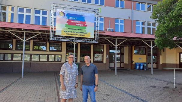 <p>Marc Peters übernimmt zum Schuljahr 2024/25 die Leitung der Bischöflichen Schule, Patricia Schäfer bleibt Direktorin des Technischen Instituts.</p>