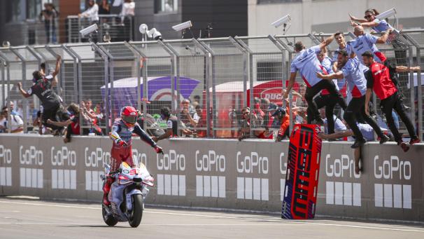 <p>Marc Marquez jubelt im Ziel.</p>