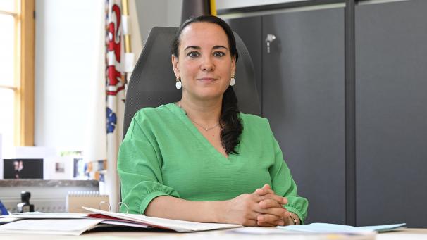 <p>Ministerin Lydia Klinkenberg in ihrem Büro im Eupener Regierungsgebäude.</p>