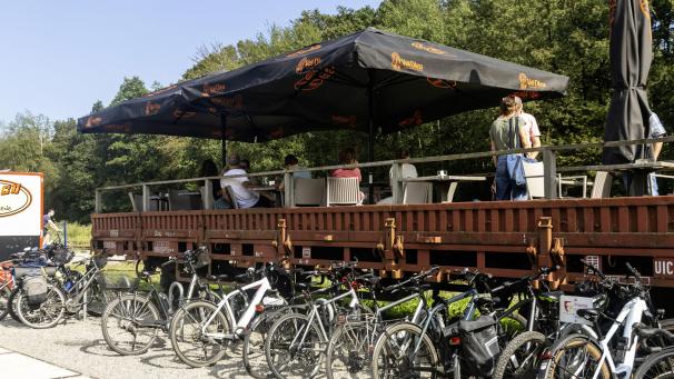 <p>Der offene Plateauwaggon ist bei schönem Wetter ein Besuchermagnet: Für die zahlreichen Radler auf dem Vennbahnradweg sowie Wanderer ist der Café-Pavillon eine beliebte Raststation.</p>