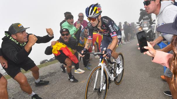 <p>Der Vorsprung des Australiers Ben O'Connor bei der Vuelta schmilzt weiter. Topfavorit Primoz Roglic (Bild) holt auf.</p>