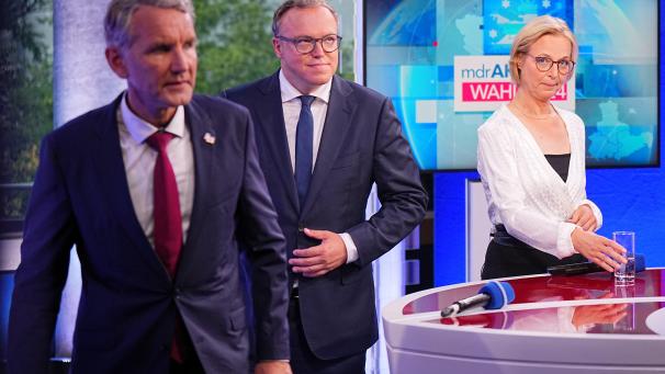 <p>Mario Voigt (CDU, Mitte) verlässt in einem Fernsehstudio eine Runde der Spitzenkandidaten neben Björn Höcke (AfD) und Katja Wolf (BSW).</p>