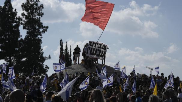 <p>Menschen fordern während eines Protests die sofortige Freilassung der Geiseln, die im Gazastreifen von der Hamas festgehalten werden.</p>