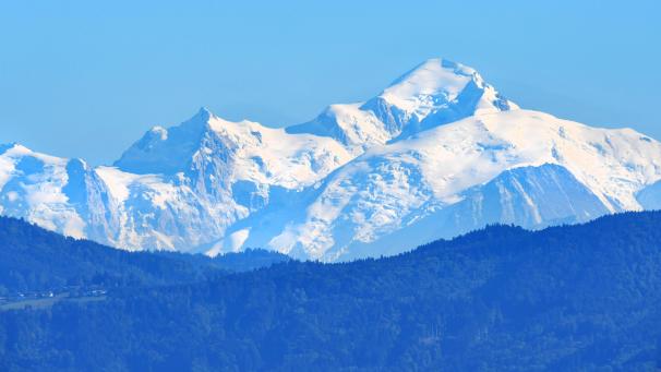 <p>Der schneebedeckte Mont Blanc in den Alpen. Der Mont-Blanc-Autobahntunnel zwischen Frankreich und Norditalien ist wegen Bauarbeiten von diesem Montag an 15 Wochen lang gesperrt.</p>