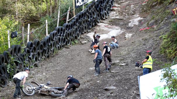<p>Daumen hoch nach einem spektakulären Sturz: Beim Hillclimbing geht es oft hart zur Sache.</p>