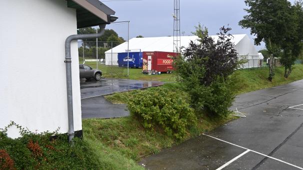 <p>Tragischer Ausklang des Junggesellenfestes in Amel: Ein junger Mann stürzte beim Verlassen des Festgeländes diesen Abhang hinunter. Es wurden Ermittlungen eingeleitet, ob möglicherweise Fremdverschulden vorliegt.</p>